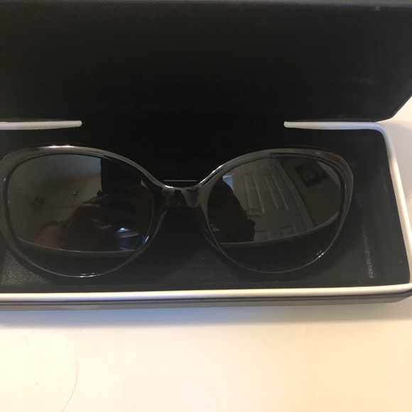 Authentic 🎉NEW🎉Givenchy black sunglasses w/ case - Picture 9 of 12